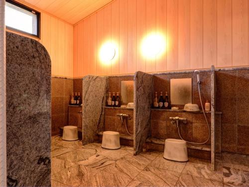 a bathroom with three sinks and two toilets at Kaihinsou Kamakura in Kamakura