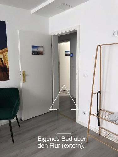 an open door in a room with a mirror at Wohnen auf Zeit Apartments mit E-Ladesäulen Monteure in Osnabrück