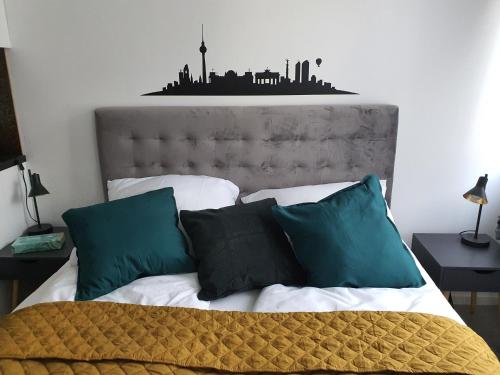 a bedroom with a bed with green and white pillows at Wohnen auf Zeit Apartments mit E-Ladesäulen Monteure in Osnabrück