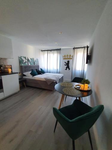 a living room with a table and a couch at Wohnen auf Zeit Apartments mit E-Ladesäulen Monteure in Osnabrück