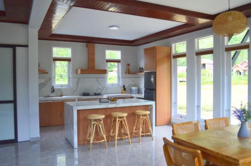 Η κουζίνα ή μικρή κουζίνα στο Rumah Kunang Kunang Harau