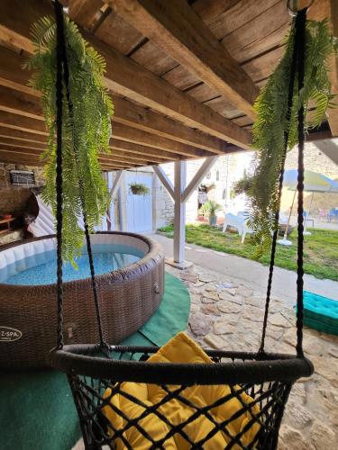ein Whirlpool auf einer Terrasse mit einer Schaukel in der Unterkunft Maison Bö in Bossancourt