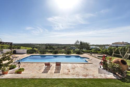 a swimming pool in the middle of a yard at Quinta dos Medronheiros in Altura