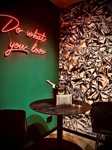 a table with a sign that reads to what you love at Red Velvet-Romantik Appartement mit Balkon & Flussblick - Das Alpenzeit im Zentrum mit Parkplatz in Bad Aussee