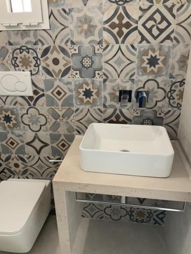 a bathroom with a sink and a toilet at casetta del vento e casetta delle volte in Copertino