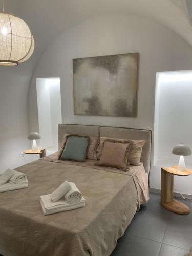 a bedroom with a bed with two towels on it at casetta del vento e casetta delle volte in Copertino