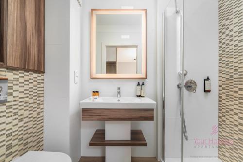 un baño con lavabo y ducha en Your Holidays Bel Mare 217D, en Międzyzdroje