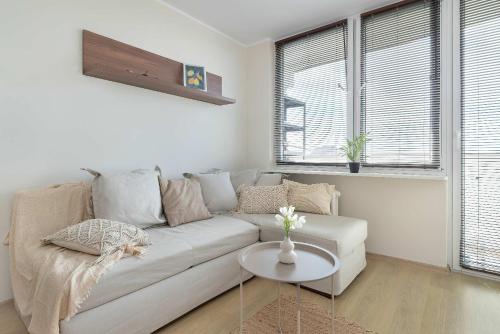 Exceptional 2 Bedroom Apartment in Gdańsk by Noclegi Renters