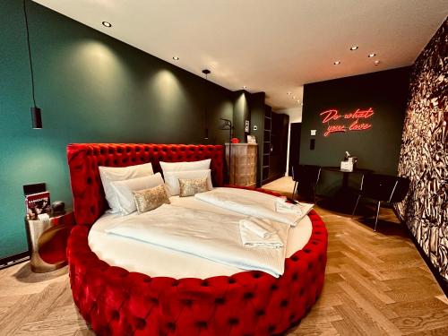 Red Velvet-Romantik Appartement mit Balkon & Flussblick - Das Alpenzeit im Zentrum mit Parkplatz