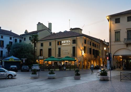 a street in a city with buildings and cars at Hotel Donatello in Padova