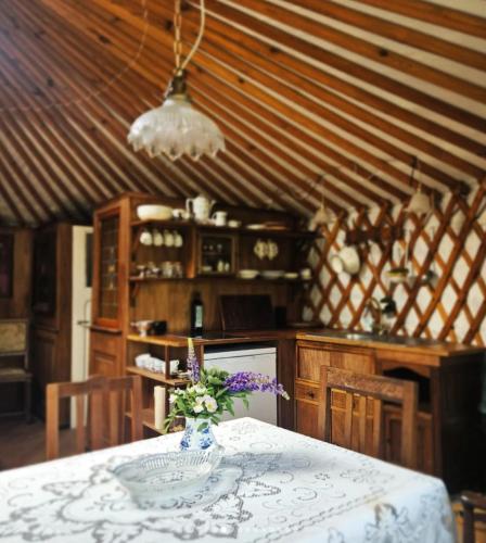 Galería fotográfica de Strackxhoeve Yurt 'Haardpeer' en Laakdal