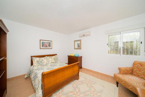 a bedroom with a bed and a couch at El Descanso in El Campello