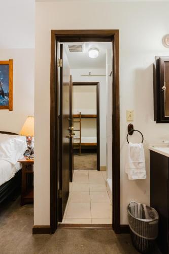 Ένα ή περισσότερα κρεβάτια σε δωμάτιο στο Crystal Mountain Hotels