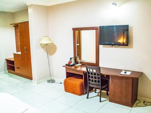 Una televisión o centro de entretenimiento en Denis Hotel - Abuja