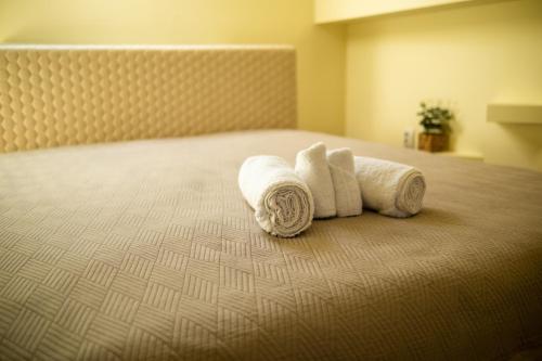 a bed with towels on top of it at Gusterita Hideaway in Sibiu