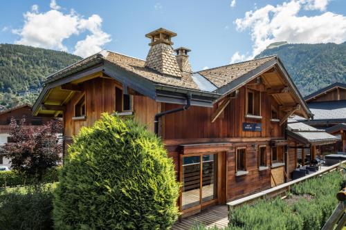 une cabane en rondins dans les montagnes dans l'établissement Simply Morzine - Chalet Visage, à Morzine