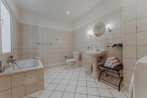 a bathroom with a tub and a toilet and a sink at Apartments im Herzen Lübecks in Lübeck