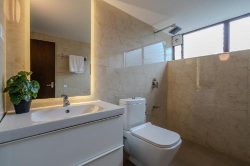 Ένα μπάνιο στο SaffronStays Bayora by the Beach