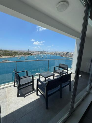Μπαλκόνι ή βεράντα στο Seaview 9th Floor sliema apartment with Valletta Views