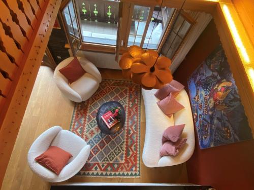 vista sul soffitto di un soggiorno con divani di Amazing Villa in Gstaad a Schönried