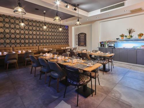 a restaurant with tables and chairs in a room at Four-G Hotel in Istanbul