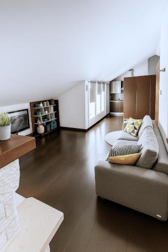 una sala de estar con un sofá y una mesa en Borgo d'Oro Loft, en Bérgamo