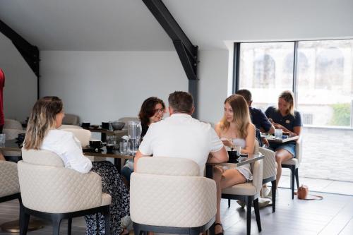a group of people sitting at a table in a restaurant at Smartr Porto Gaia in Vila Nova de Gaia