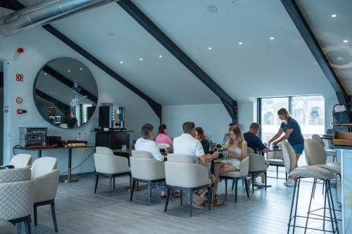 a group of people sitting at a table in a restaurant at Smartr Porto Gaia in Vila Nova de Gaia