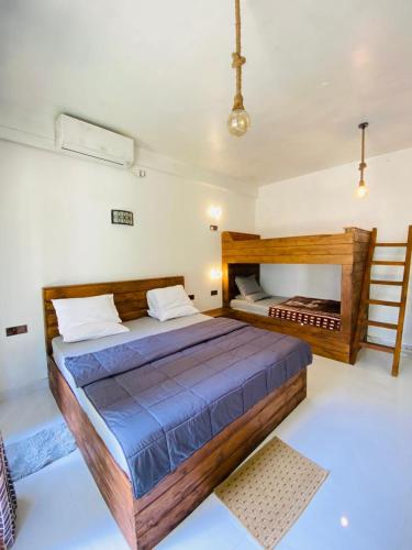Un dormitorio con dos camas en una habitación. en Feel Haven Ella, en Ella