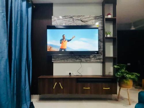 セレクンダにあるKerr Musaのリビングルームのテレビと画面に映る人物