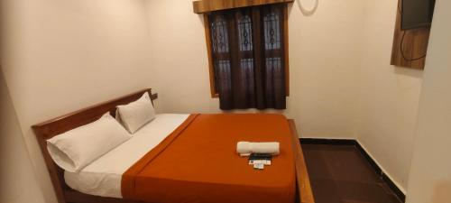 Ein Bett oder Betten in einem Zimmer der Unterkunft HOTEL NNP GRAND Rameswaram
