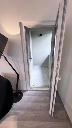 an open door to a room with a window at 24-7 Living - Lüdinghausen Apartments in Lüdinghausen