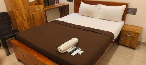 Ein Bett oder Betten in einem Zimmer der Unterkunft HOTEL NNP GRAND Rameswaram