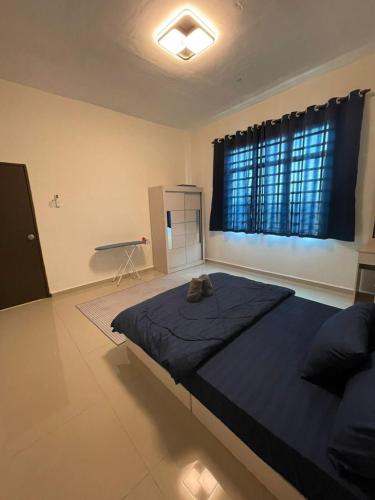 a large bed in a room with a large window at Kemaman KondoRoomStay SwimPool,Gym, Chukai Trg in Cukai