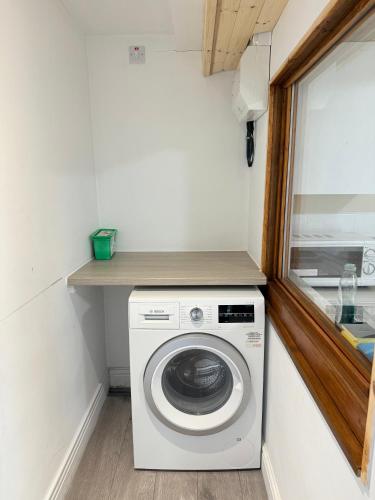 a washer and dryer in a tiny house at Oxford Guest House in Oxford