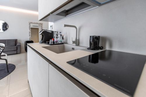 a kitchen with a sink and a microwave at Opera Relais De Charme - Aparthotel in Verona