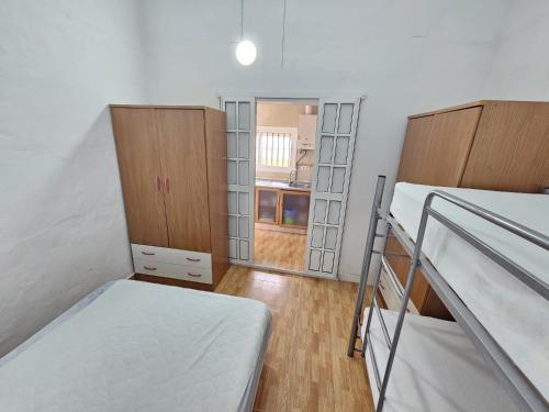 Camera con 2 letti a castello e bagno. di Apartamento centro a Chipiona