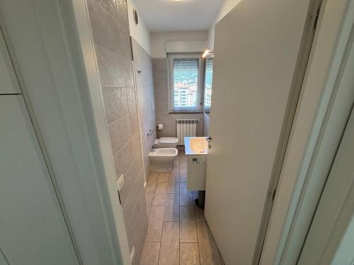 un baño con inodoro y lavabo en Lecco Deluxe Apartment, en Lecco