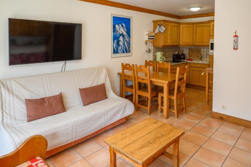 un salon avec un canapé blanc et une table dans l'établissement Le Névé, à Saint-Gervais-les-Bains