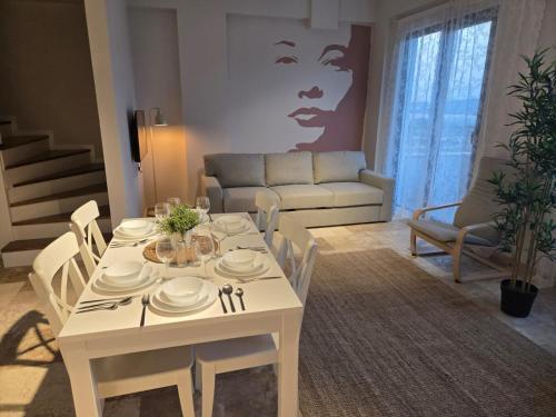 a living room with a white table and a couch at Denize yakın dubleks tatil keyfi 1 in Kızılot