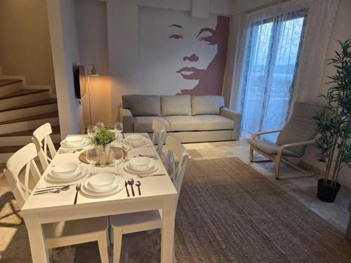 a living room with a white table and a couch at Denize yakın dubleks tatil keyfi 1 in Kızılot