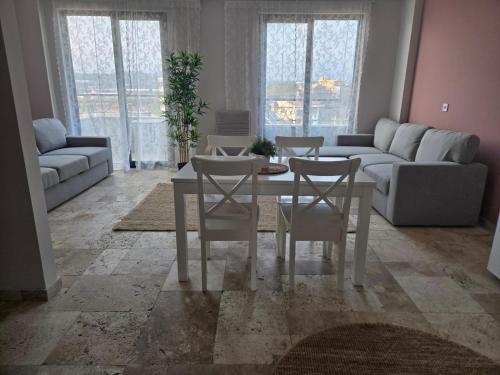 a living room with a table and chairs and a couch at Denize yakın dubleks tatil keyfi 1 in Kızılot