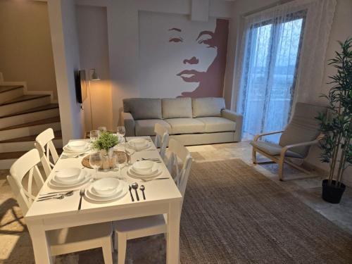 a white table and chairs in a living room at Denize yakın dubleks tatil keyfi 1 in Kızılot