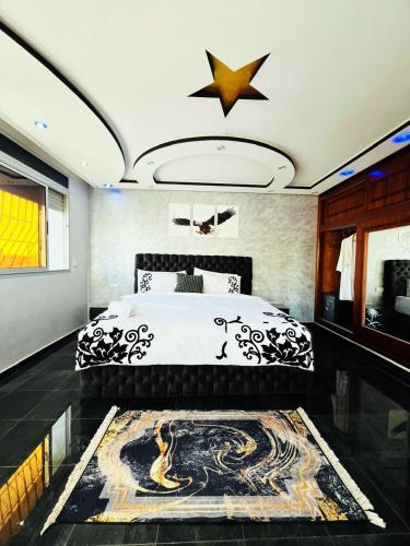 Una cama o camas en una habitación de Rabat sidi yahya zaër