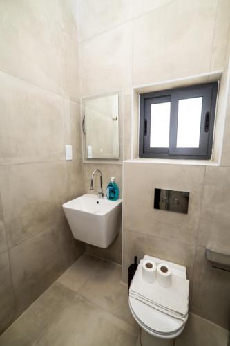 Ένα μπάνιο στο New Luxury 1 Double Bed Studio Balcony - BV2