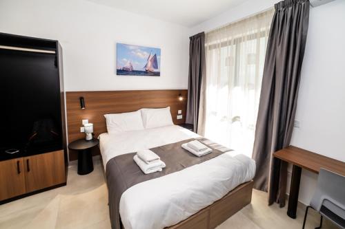 Ένα ή περισσότερα κρεβάτια σε δωμάτιο στο New Luxury 1 Double Bed Studio Balcony - BV2