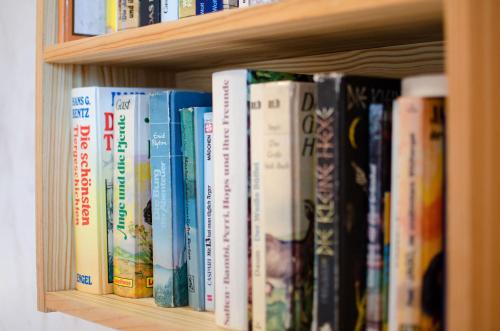 a book shelf filled with lots of books at Heizmannshof in Hofstetten