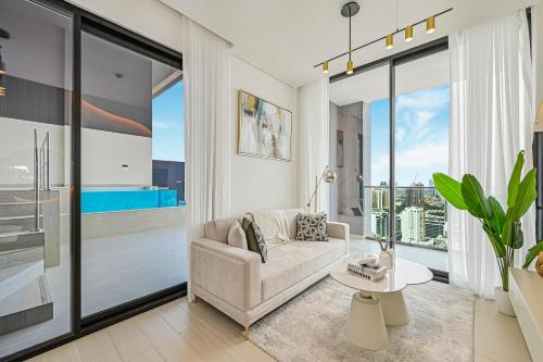 Golden Stays - Private Pool in Binghatti Onyx I Modern 2BR Apartment I JVC Dubai