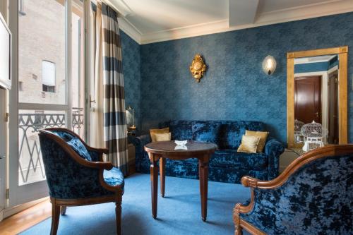 a living room with a couch and a table at Art Hotel Orologio in Bologna