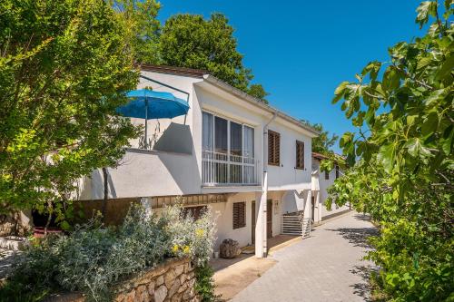 Apartment Juranić II with pool